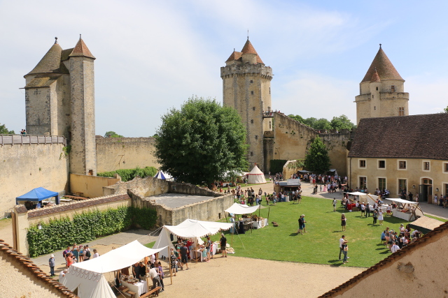 La fête du May dans la cour du château